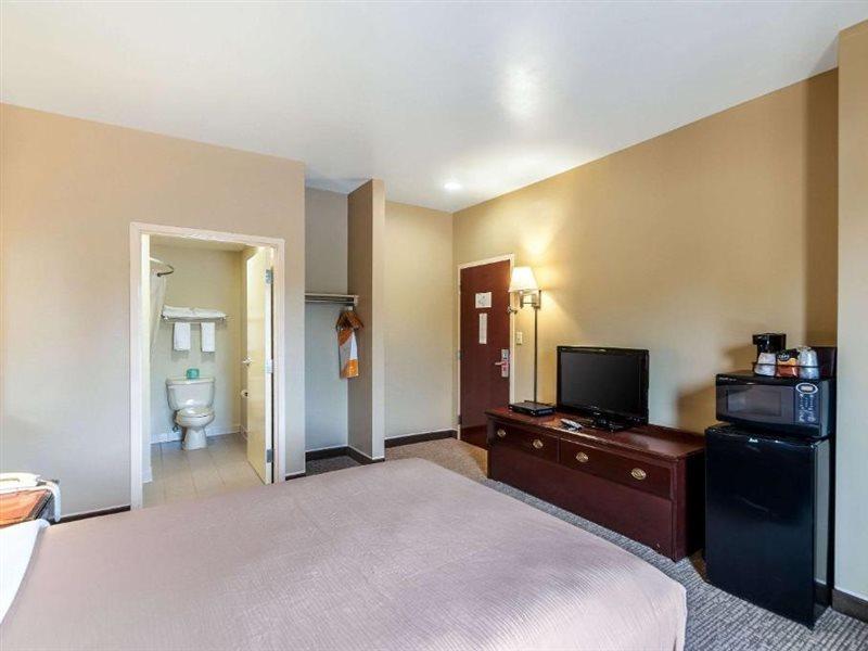 Econo Lodge Inn & Suites Middletown Экстерьер фото