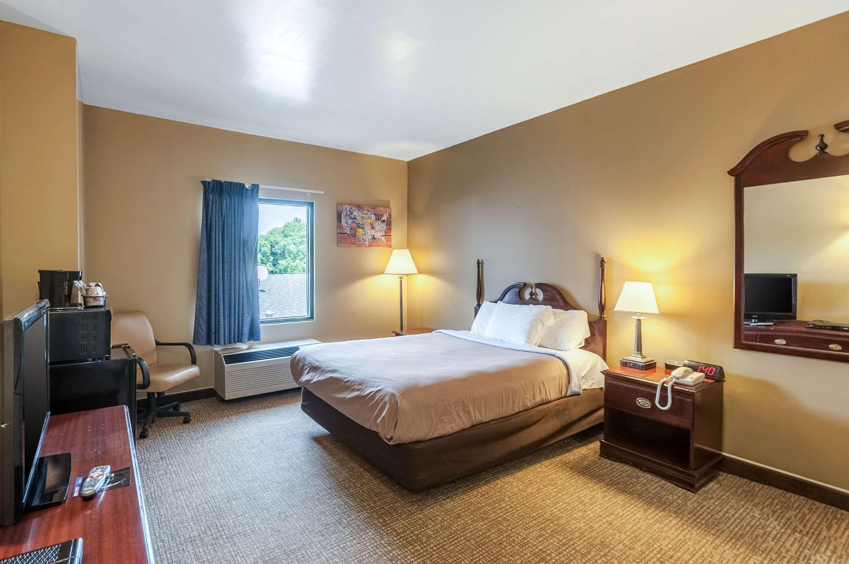 Econo Lodge Inn & Suites Middletown Экстерьер фото