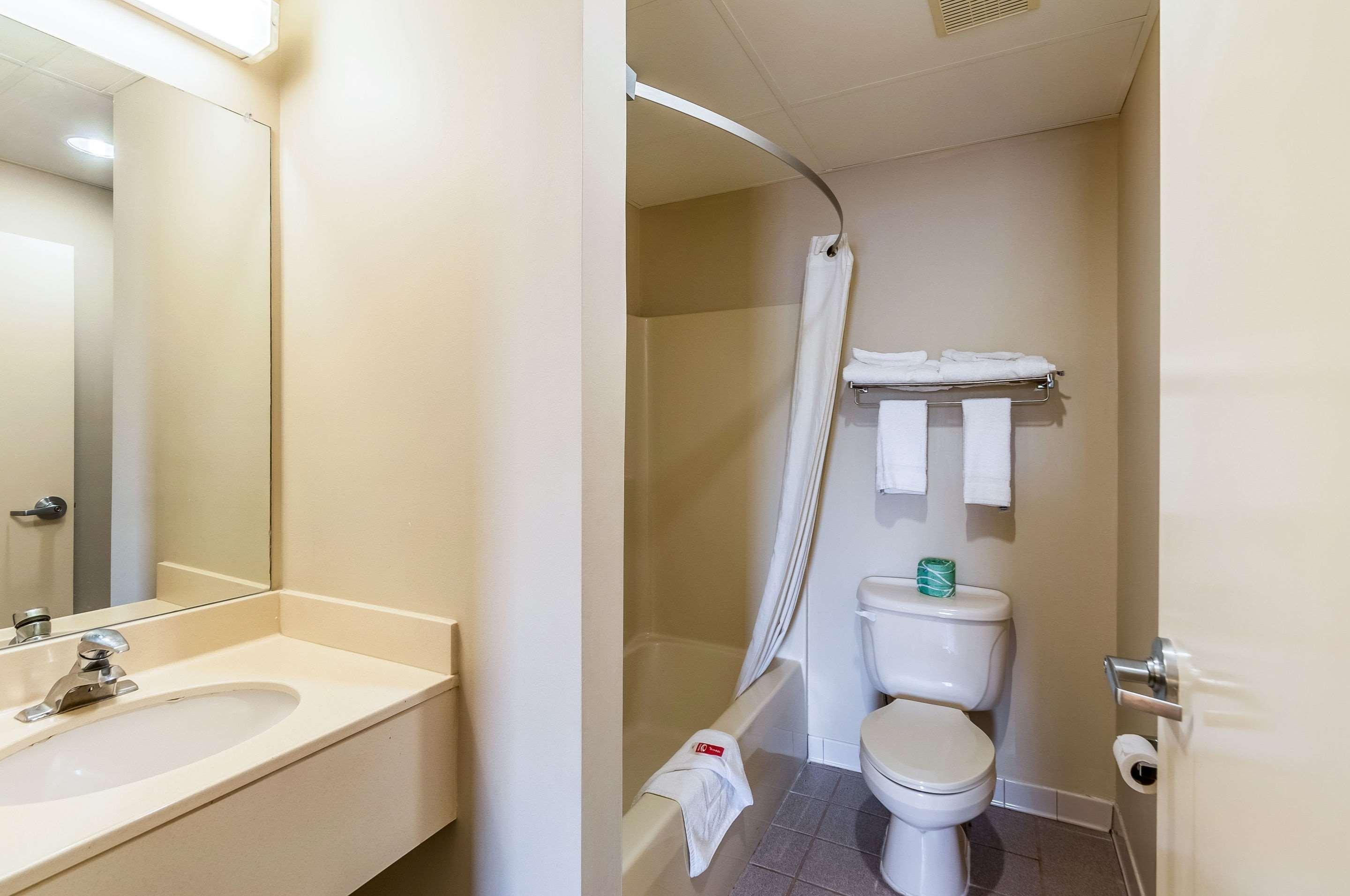 Econo Lodge Inn & Suites Middletown Экстерьер фото