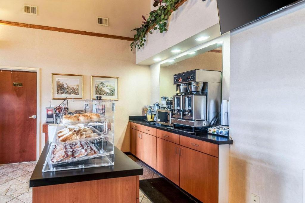 Econo Lodge Inn & Suites Middletown Экстерьер фото