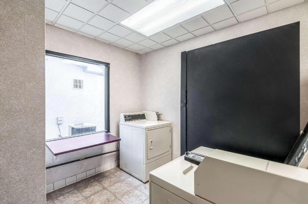 Econo Lodge Inn & Suites Middletown Экстерьер фото