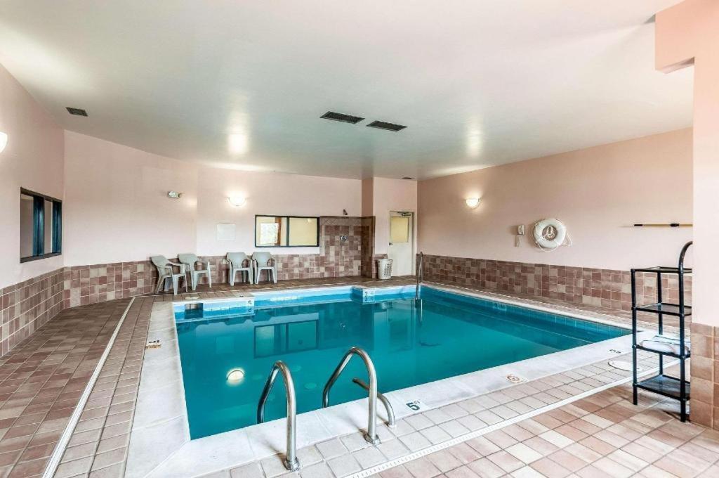 Econo Lodge Inn & Suites Middletown Экстерьер фото