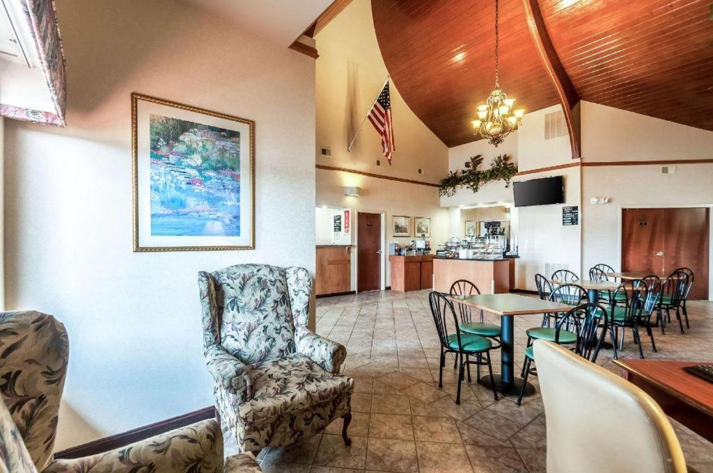 Econo Lodge Inn & Suites Middletown Экстерьер фото